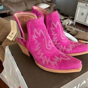 NWT Hot pink Ariat Dixon